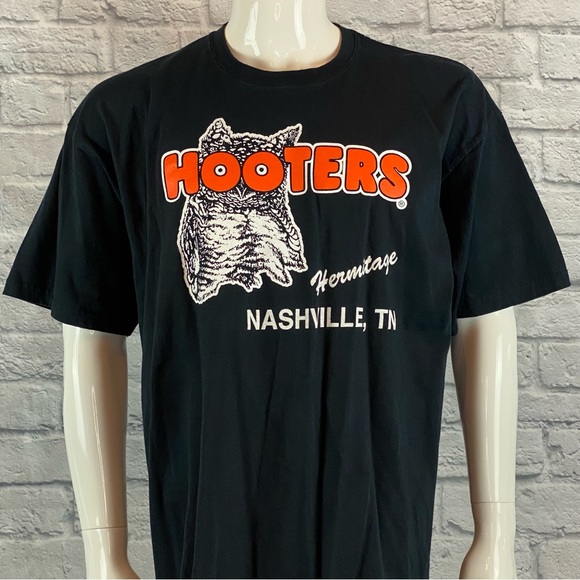 Gildan Other - Y2K NWOT Hooters Nashville Tee